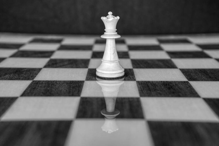 Chess Queen How To Move And Best Use Queen In Chess Henry Chess Sets