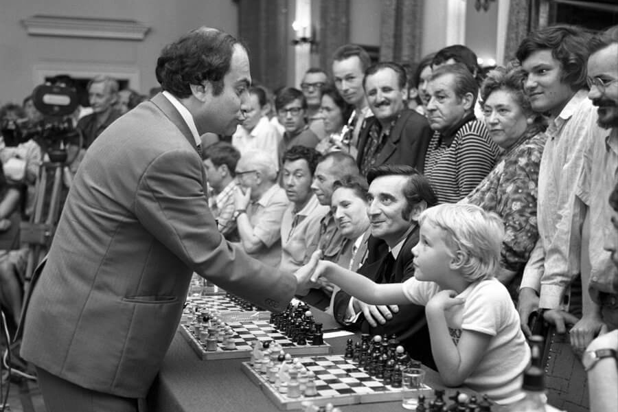 2 best chess games of Mikhail Tal - The Magician from Riga 