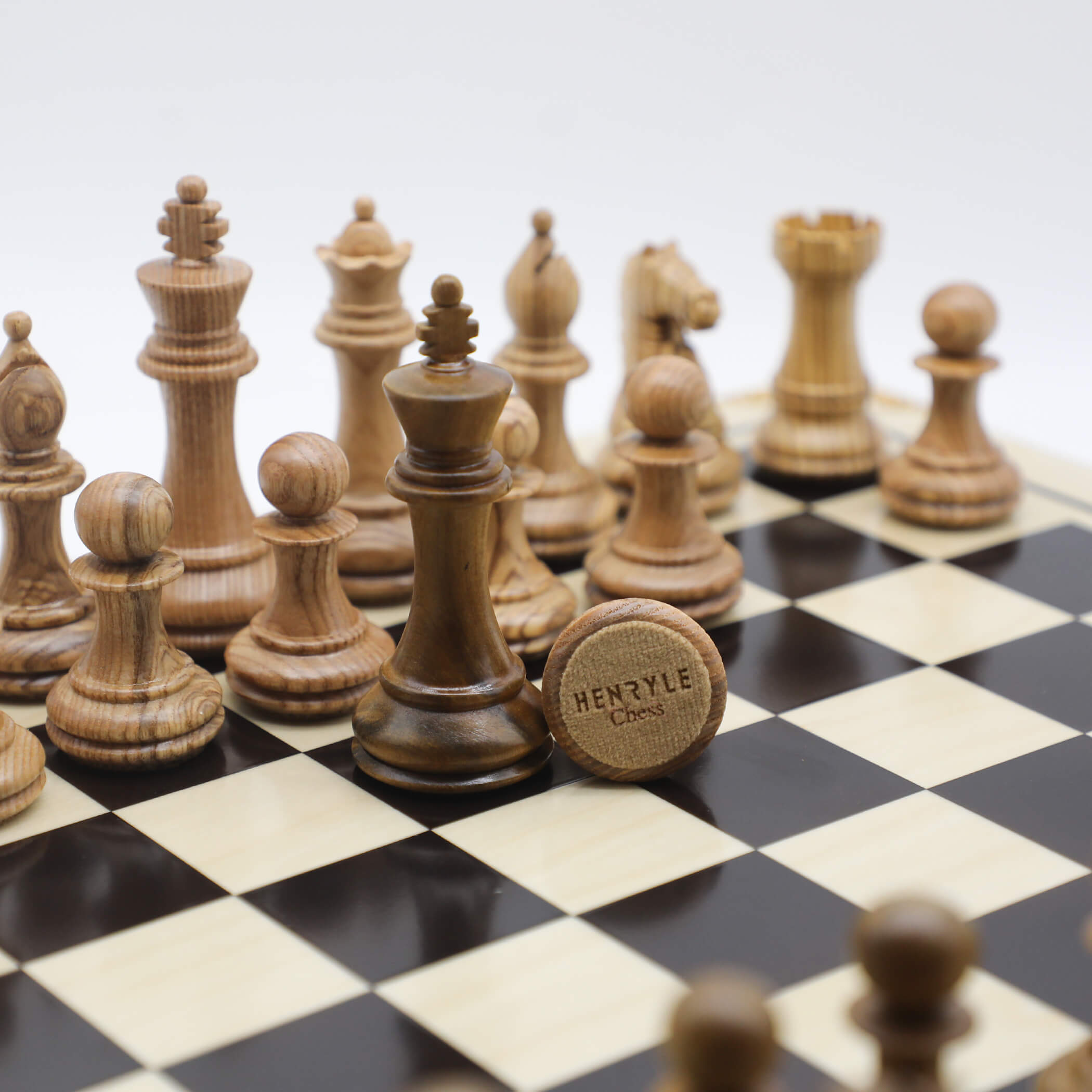 High-Class Chess Pieces- White Oak and Calocedrus Macrolepis Wood (1)