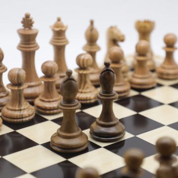 High-Class Chess Pieces- White Oak and Calocedrus Macrolepis Wood (4)