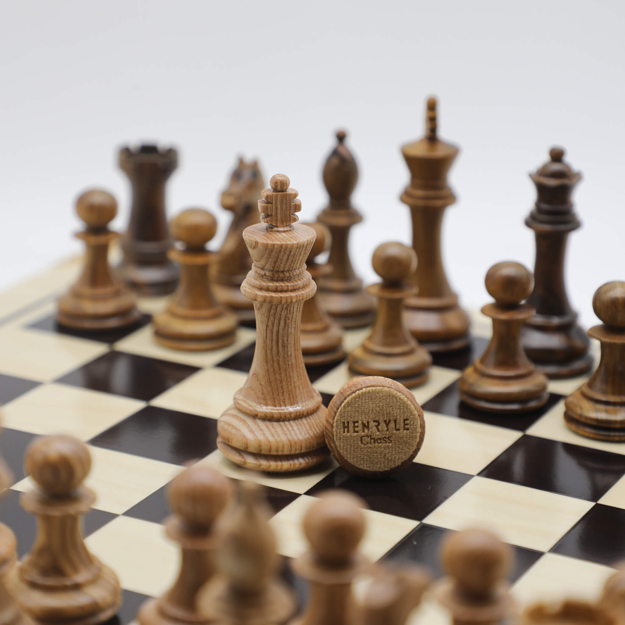 High-Class Chess Pieces- White Oak and Calocedrus Macrolepis Wood (8)